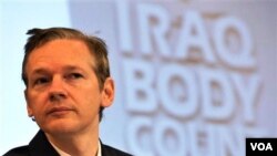 Pendiri situs Wikileaks, Julian Assange memberikan keterangan dalam jumpa pers di London.