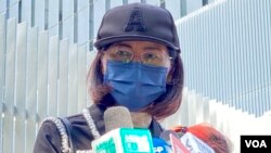 引發2019年香港反修例運動的台灣殺人案死者 潘曉穎 母親 潘媽媽，10月20日在香港政府總部外會見傳媒，要求殺人疑犯陳同佳盡快到台灣投案 （美國之音湯惠芸）