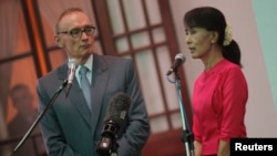 Menteri Luar Negeri Australia Bob Carr dalam pertemuan dengan pemimpin pro-demokrasi Burma Aung San Suu Kyi di Rangoon, 2012. (Foto: Dok)