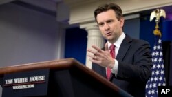 El portavoz de la Casa Blanca, Josh Earnest, dice que EE.UU. está fuertemente comprometido con la seguridad de sus aliados.