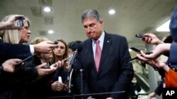 El senador demócrata por West Virginia, Joe Manchin, habla con periodistas luego que el presidente Donald Trump fue absuelto por el Senado de cargos de abuso de poder y obstrucción de la justicia. Feb. 5 de 2020. AP-Patrick Semansky.