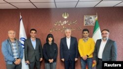 İran Gençlik ve Spor Bakanı Hamid Sajjadi İranlı kadın sporcu Elnaz Rekabi ile birlikte.