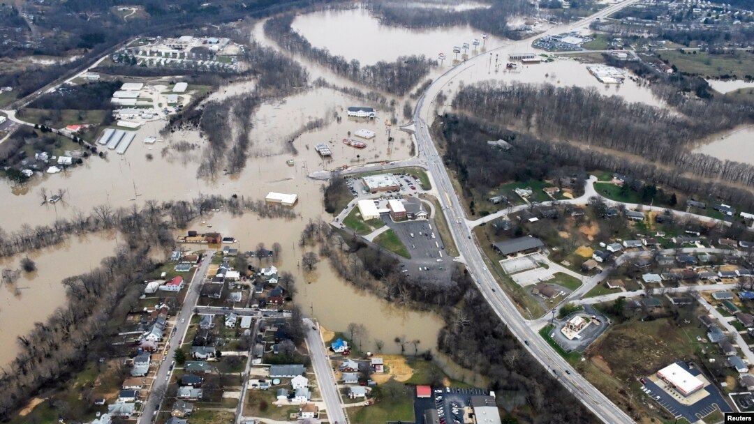 Jalan-jalan dan rumah yang digenangi banjir setelah hujan deras yang turun selama berhari-hari dan mengakibatkan banjir, terlihat dari udara di Union, Missouri, 29 Desember 2015. 