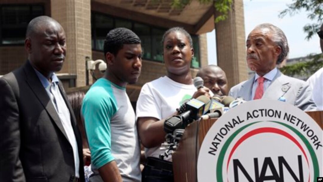 Sybrina Fulton, ibu Trayvon Martin, didampingi anaknya Jahvaris Fulton, (dua dari kiri), Pendeta Al Sharpton, (kiri) dan pengacaranya, Benyamin Crump, dalam aksi protes di New York (20/7).