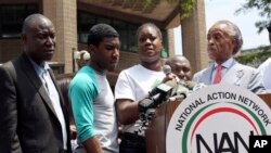 Sybrina Fulton, ibu Trayvon Martin, didampingi anaknya Jahvaris Fulton, (dua dari kiri), Pendeta Al Sharpton, (kiri) dan pengacaranya, Benyamin Crump, dalam aksi protes di New York (20/7).