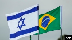 Foto yang diambil pada 31 Maret 2019 ini menunjukkan bendera Brazil dan Israel berkibar di Bandara Internasional Tel Aviv Ben Gurion di Tel Aviv menjelang kunjungan presiden Brazil kala itu ke Israel. (Foto: AFP/Jack Guez)