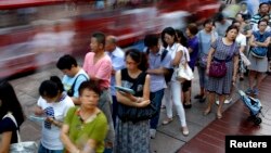 People wait in line to buy moon cakes, a Chinese traditional dish as part of the upcoming Mid-Autumn Festival in Shanghai.