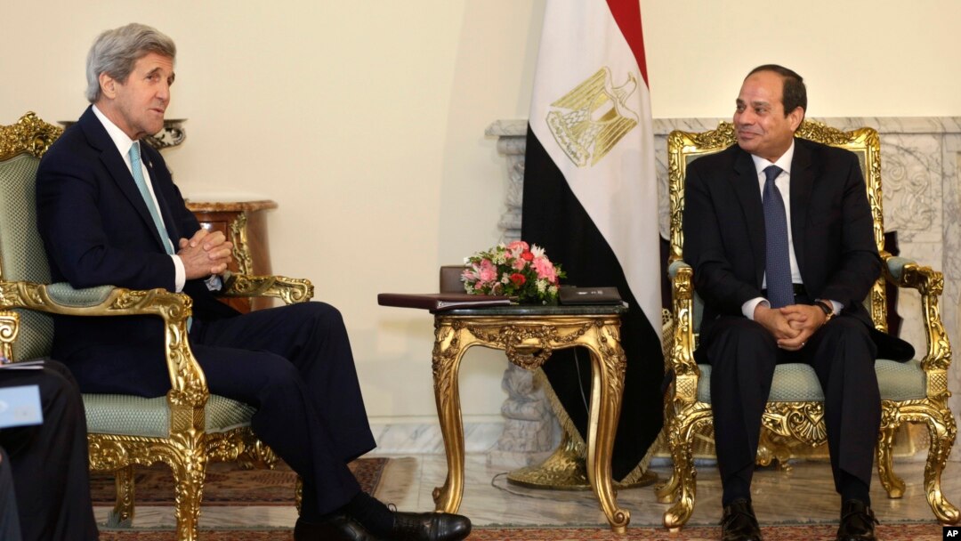 Presiden Mesir Abdel-Fattah el-Sissi (kanan) menerima kunjungan Menlu AS John Kerry di Kairo, Rabu (18/5).