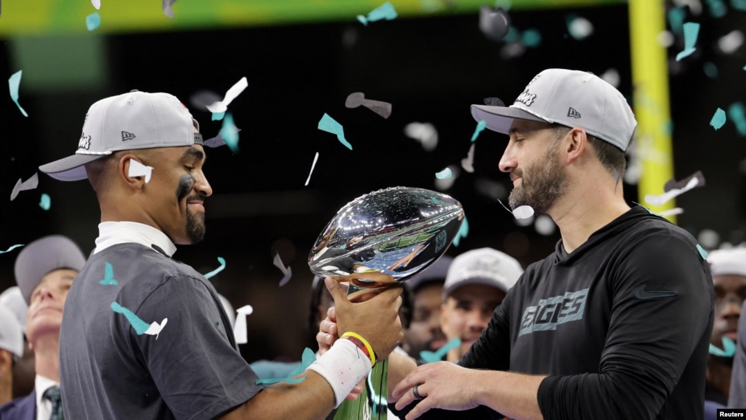 2025. Jalen Hurts iz Philadelphia Eaglesa i glavni trener Nick Sirianni slave trofejem Vince Lombardi nakon osvajanja Super Bowla LIX.