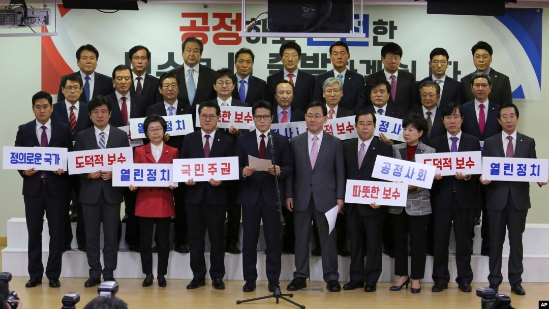 Sejumlah anggota parlemen dari Partai Saenuri yang berkuasa menggelar konferensi pers dan mengumumkan bahwa mereka meninggalkan partai tersebut di Majelis Nasional di Seoul, Korea Selatan, 27 Desember 2016. (AP Photo/Ahn Young-joon)