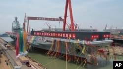资料照：中国官媒央视播放中国第三艘航空母舰福建舰下水仪式的新闻。（2022年6月17日）