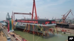 Upacara peluncuran kapal induk ketiga China "Fujian" di dermaga Shanghai, 17 Juni 2022. (Li Gang/Xinhua via AP)