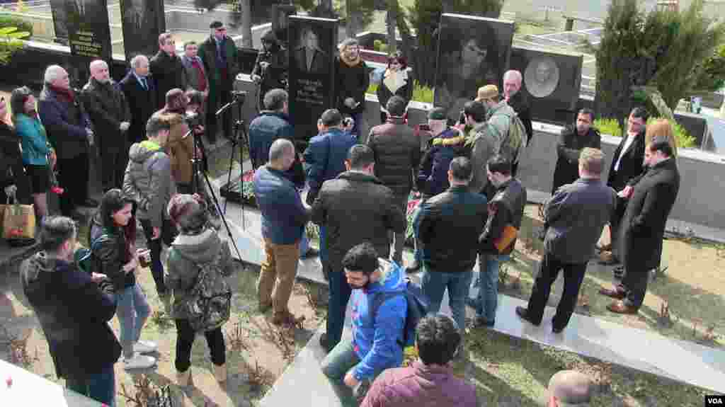 Jurnalistlər Elmar Hüseynovun məzarı önündə 