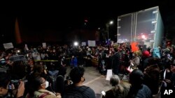 Massa dan jurnalis bergabung dalam protes nasional menentang pembunuhan jurnalis Lourdes Maldonado dan jurnalis foto lepas Margarito Martínez, di luar kantor jaksa agung di Tijuana, Meksiko, Selasa, 25 Januari 2022. (Foto: AP)