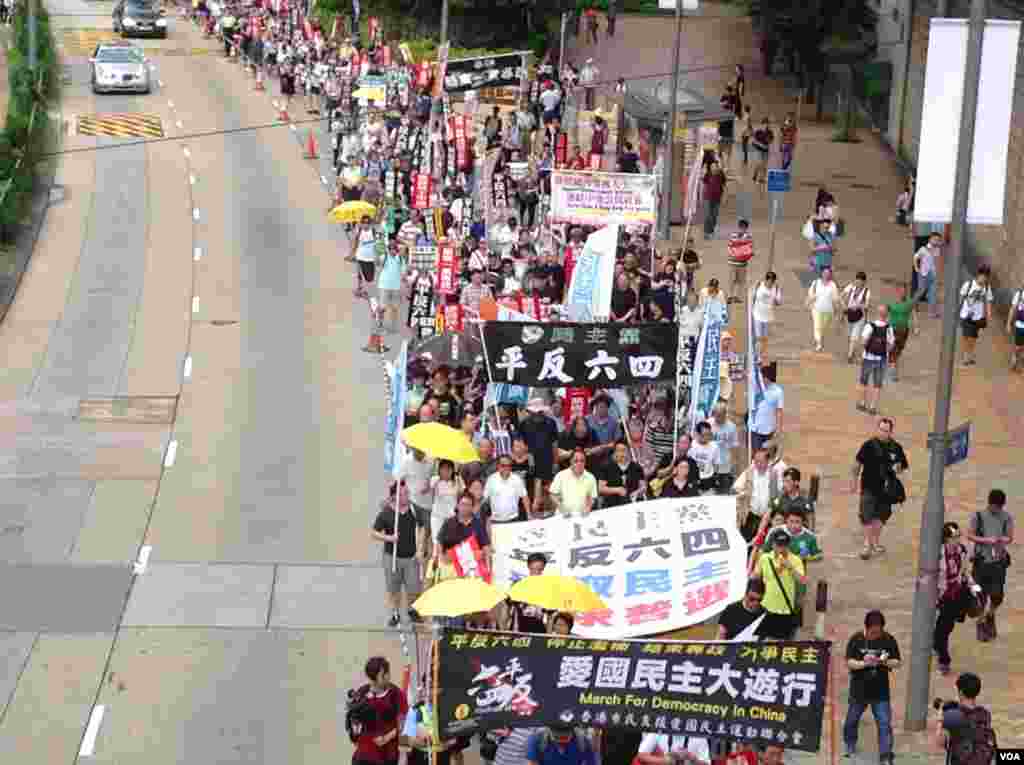 香港支聯會舉行年度平反六四大遊行(美國之音海彥拍攝)