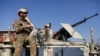 Las fuerzas de seguridad afganas inspeccionan el sitio de un ataque en una base aérea militar estadounidense en Bagram, al norte de Kabul, Afganistán, el 11 de diciembre de 2019.
