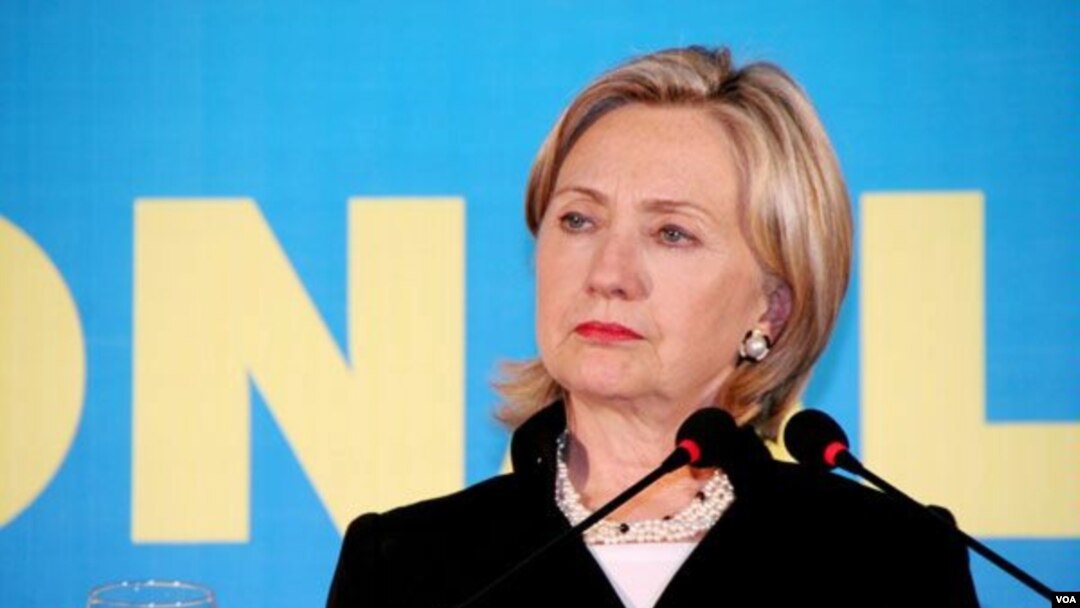 Menlu AS Hillary Clinton saat menghadiri KTT ASEAN di Hanoi tahun lalu.