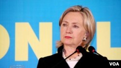 Menlu AS Hillary Clinton saat menghadiri KTT ASEAN di Hanoi tahun lalu.