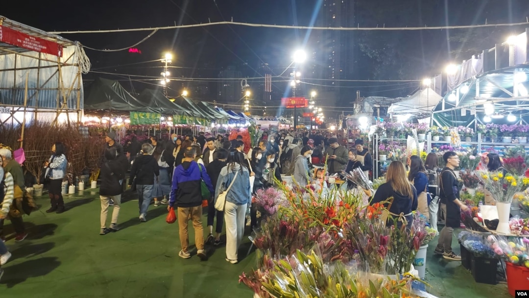 在周六晚上的维多利亚公园年宵市场，人潮不绝却只是表面风光。(美国之音/林淦峰)