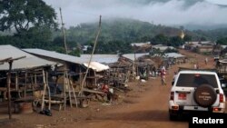 La brume enveloppe les montagnes de Simandou à Beyla, Guinée, 4 juin 2014.