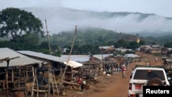 La brume enveloppe les montagnes de Simandou à Beyla, Guinée, 4 juin 2014.