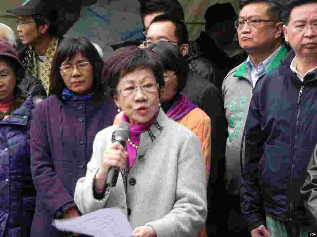 吕秀莲在总统府附近的台湾博物馆前广场发表绝食宣言。（美国之音许波拍摄）