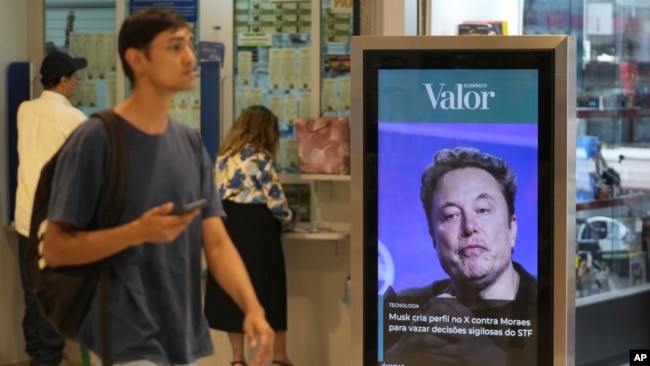 Un anuncio del medio Valor muestra una foto de Elon Musk en un mall en Brasilia, el lunes 2 de septiembre de 2024. El cartel dice: "Musk crea perfil en X contra Moraes para filtrar decisiones confidenciales de la Corte Suprema", en referencia al juez Alexandre de Moraes.