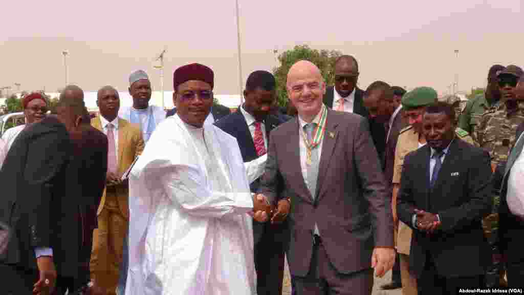 Gianni Infantino et Mohamadou Issoufou ont coupé le ruban pour l'inauguration, à Niamey, Niger, le 28 février 2017. (VOA/Abdoul-Razak Idrissa)