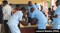 Los trabajadores sanitarios del distrito de Chikwawa, en Malawi, preparan a un bebé para una prueba de desnutrición el 2 de octubre de 2024.