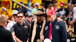 El presidente Donald Trump posa para una foto con Richard Petty en la carrera automovilística NASCAR Daytona 500 en el Daytona International Speedway, el 16 de febrero de 2025, en Daytona Beach, Florida.