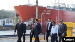 El secretario de Estado de los Estados Unidos, Marco Rubio, y el administrador de la Autoridad del Canal de Panamá, Ricaurte Vásquez, recorren las esclusas de Miraflores en el Canal de Panamá en la Ciudad de Panamá el 2 de febrero de 2025. Mark Schiefelbein/Pool vía REUTERS