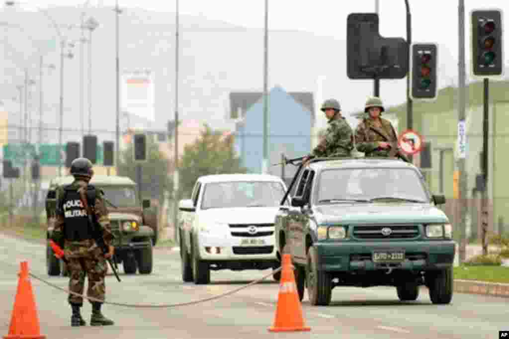 Chilean troops man checkpoints and conduct patrols in Concepcion, 02 Mar 2010