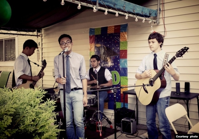 Alif Purnama sudah mulai menyanyi dan bermusik sejak kecil dan kerap manggung di kafe, serta berbagai acara kesenian (dok: Indah Rianti)