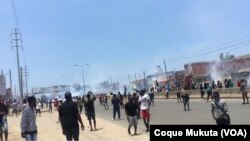 La police utilise des gaz lacrymogènes pour disperser les manifestants à Luanda, Angola, le 11 novembre 2020.