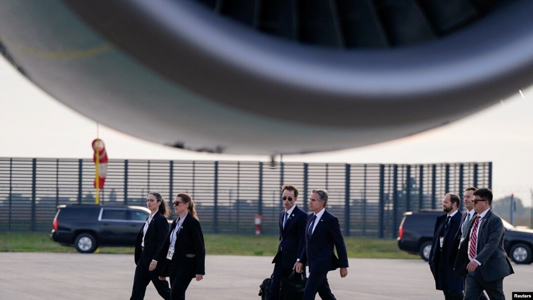 ARCHIVO - El secretario de Estado de EEUU, Antony Blinken, camina hacia el Air Force One antes de la salida del presidente Joe Biden del Aeropuerto de Berlín Brandeburgo en Berlín, Alemania, el 18 de octubre de 2024.