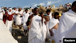 Les pèlerins musulmans se rassemblent sur le mont Mercy, dans les plaines d'Arafat, lors du pèlerinage annuel de haj, à l'extérieur de la ville sainte de La Mecque, en Arabie Saoudite, le 20 août 2018.