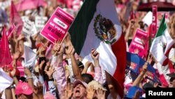 Ribuan orang turun ke jalan di Meksiko City pada 26 Februari 2023, untuk memprotes rencana Presiden Meksiko Andres Manuel Lopez Obrador untuk merombak lembaga pemilu di negara tersebut. (Foto: Reuters/Luis Cortes)