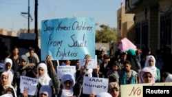 Des enfants manifestent contre la coalition dirigée par l'Arabie saoudite à l'extérieur des bureaux des Nations-Unies à Sanaa, au Yémen, le 20 novembre 2017.