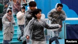 지난 1월 도쿄 둠 시티 놀이공원에서 시민들이 미사일 대피 훈련에 참여하고 있다. 