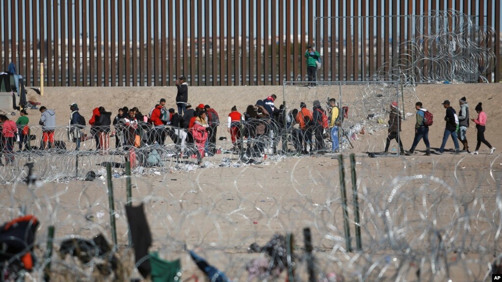 Di dân bị bắt giữ tại bức tường biên giới Mỹ-Mexico nhìn từ Ciudad Juarez, Mexico, ngày 27/12/2023