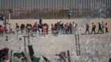 Di dân bị bắt giữ tại bức tường biên giới Mỹ-Mexico nhìn từ Ciudad Juarez, Mexico, ngày 27/12/2023