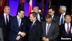 Le président de la Banque centrale européenne (BCE) Mario Draghi salue les participants en marge de la réunion des ministres des Finances et des gouverneurs des banques centrale à Baden-Baden, Allemagne, 17 mars 2017.