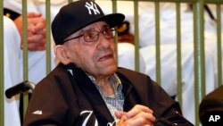 Yogi Berra es honrado por la Armada de Estados Unidos el museo de Nueva Jersey que lleva su nombre.