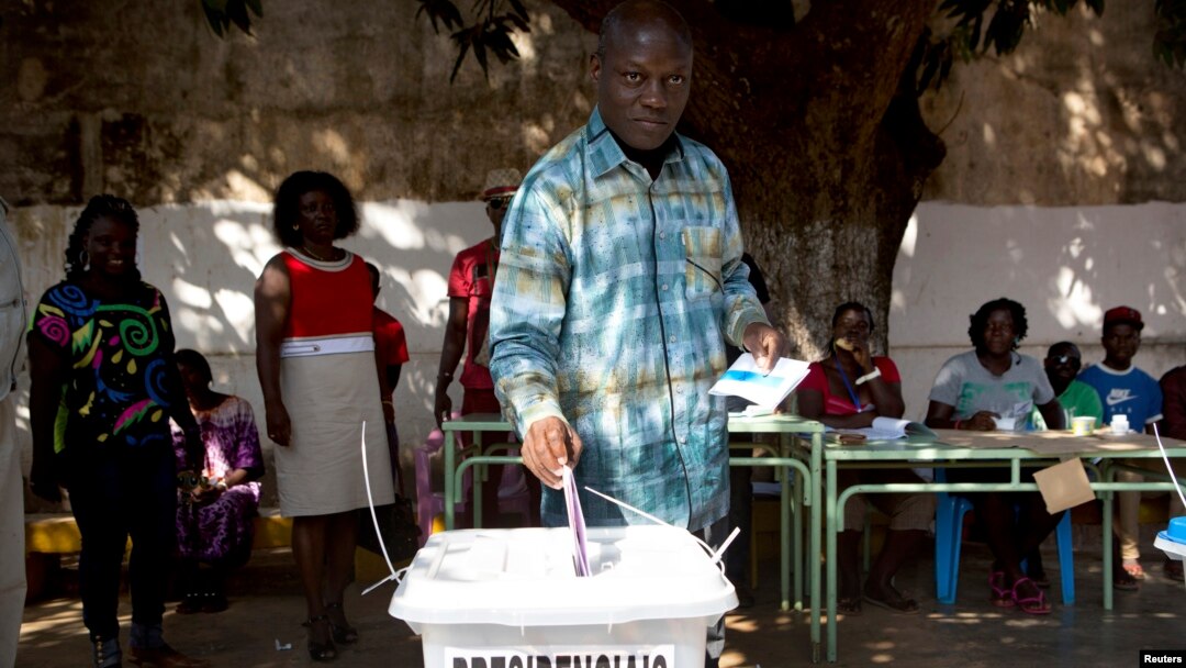 Presidential candidate Jose Mario Vaz casts his ballot at a polling station in Bissau, April 13, 2014. 