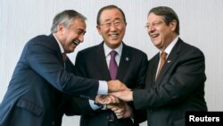 U.N. Secretary-General Ban Ki-moon (C) pose for photographers with Turkish Cypriot leader Mustafa Akinci (L) and Cypriot President Nicos Anastasiades during the Cyprus reunification talks in the Swiss mountain resort of Mont Pelerin, Switzerland, Nov. 7, 2016.