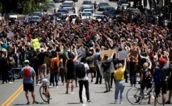 Las protestas en Los Ángeles contra la brutalidad policial y el racismo -tras la muerte de George Floyd en Minneapolis- contaron con miles de manifestantes. Las autoridades han recomendado entonces que estos se hagan las pruebas de COVID-19.