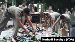 Satuan Pamong Praja Kabupaten Sleman, Yogyakarta, memusnahkan berbagai macam minuman keras hasil operasi beberapa waktu lalu, namun tidak bisa menghentikan konsumsi oplosan. (Foto ilustrasi: VOA/Nurhadi)