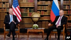 조 바이든(왼쪽) 미국 대통령과 블라디미르 푸틴 러시아 대통령이 지난해 6월 스위스 제네바에서 회담하고 있다. (자료사진)