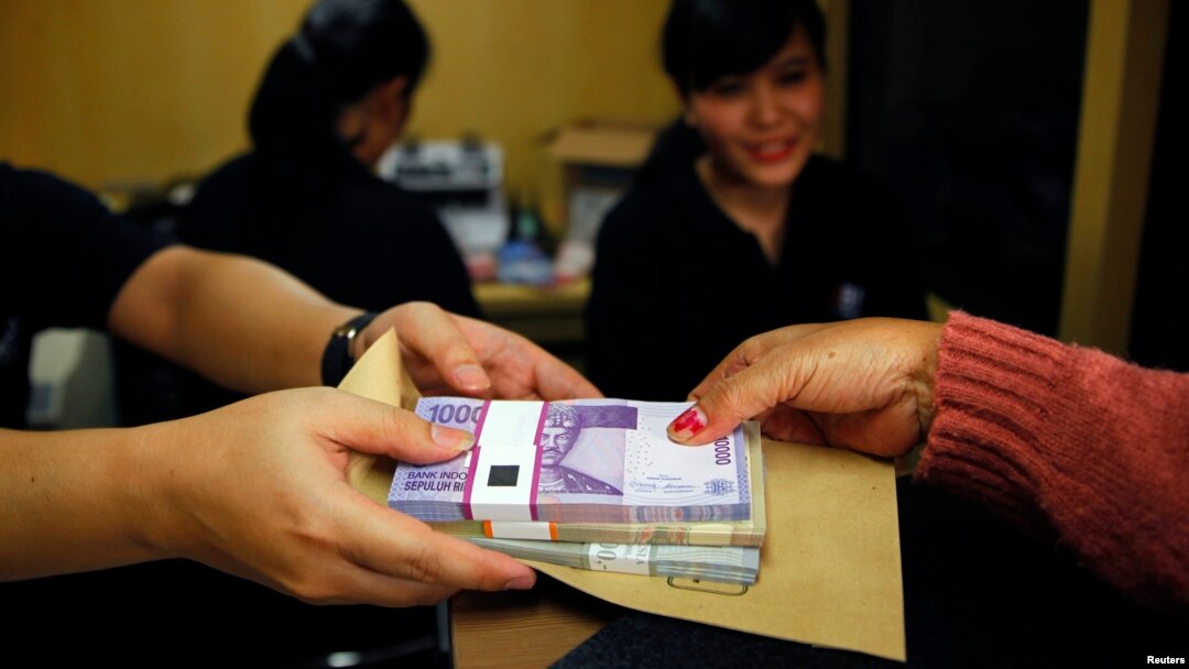 Penukaran uang di salah satu cabang Bank Negara Indonesia (BNI) di Jakarta, 15 Juli 2013 (Foto: dok). 