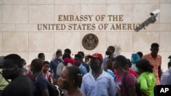 9일 아이티인들이 포르토프랭스의 미국 대사관 앞에 모였다. 